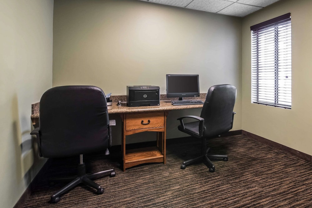 Clarion Inn & Suites Cortland - University Area 23/30