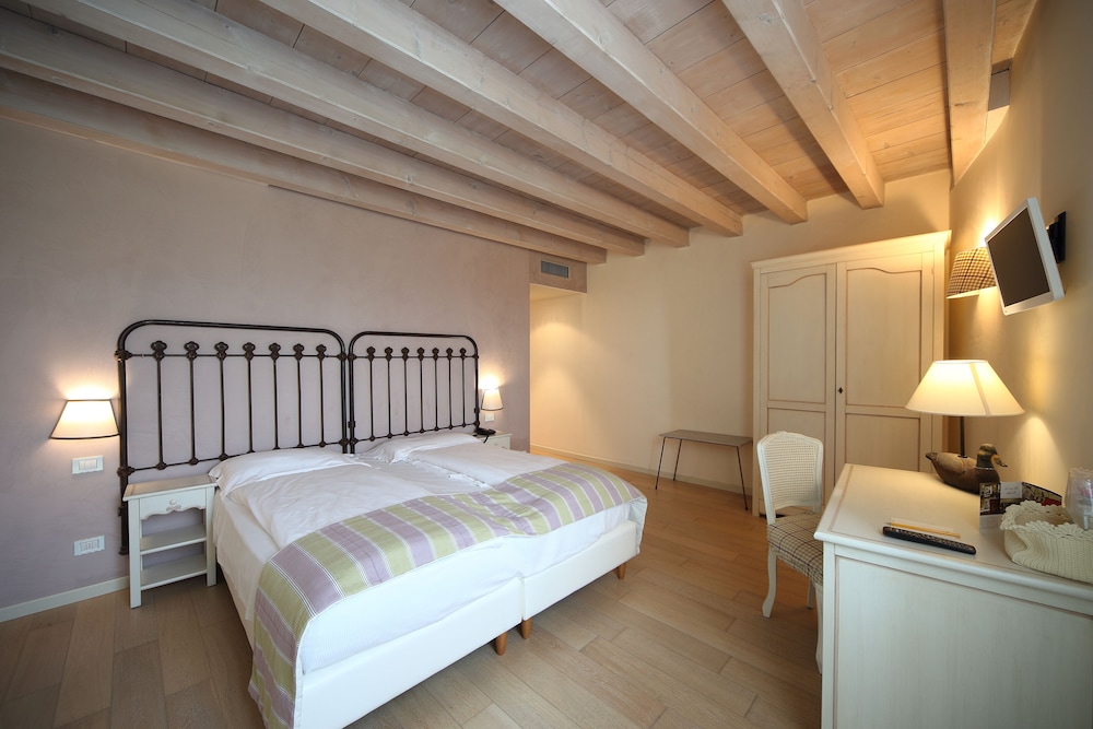 ROOM, DOUBLE OR TWIN BED