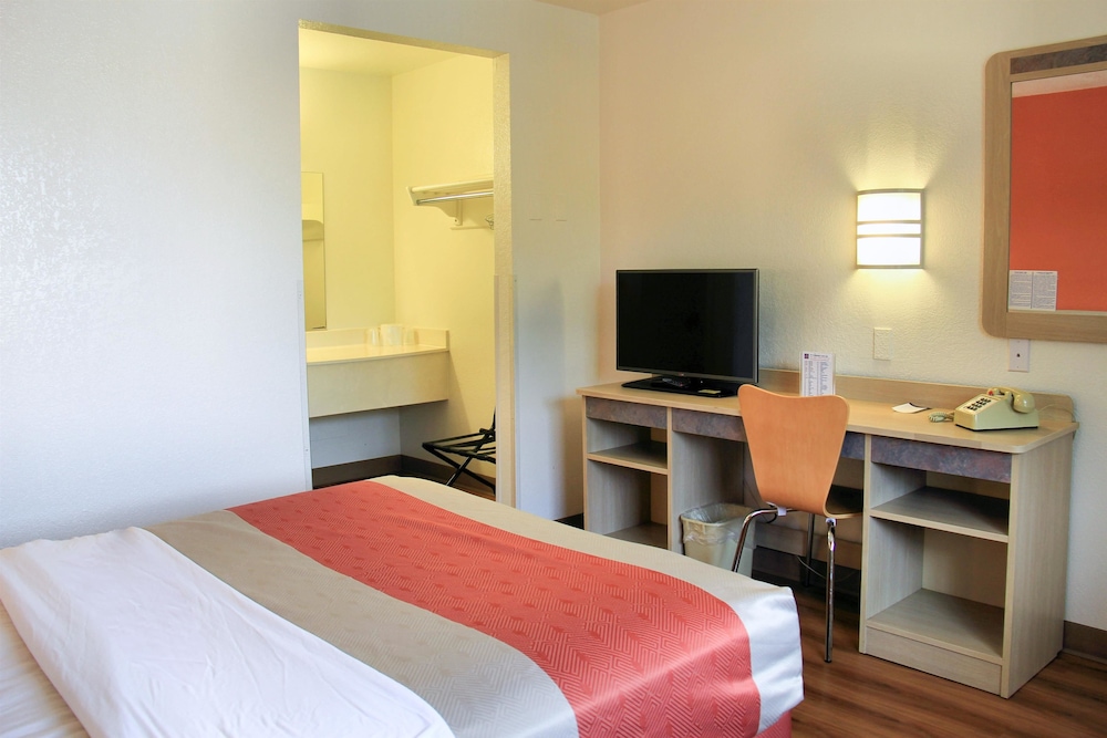 غرفة قياسية بسرير مزدوج للمدخنين لذوي الإعاقة، Motel6 Enfield, CT - Hartford 4/5