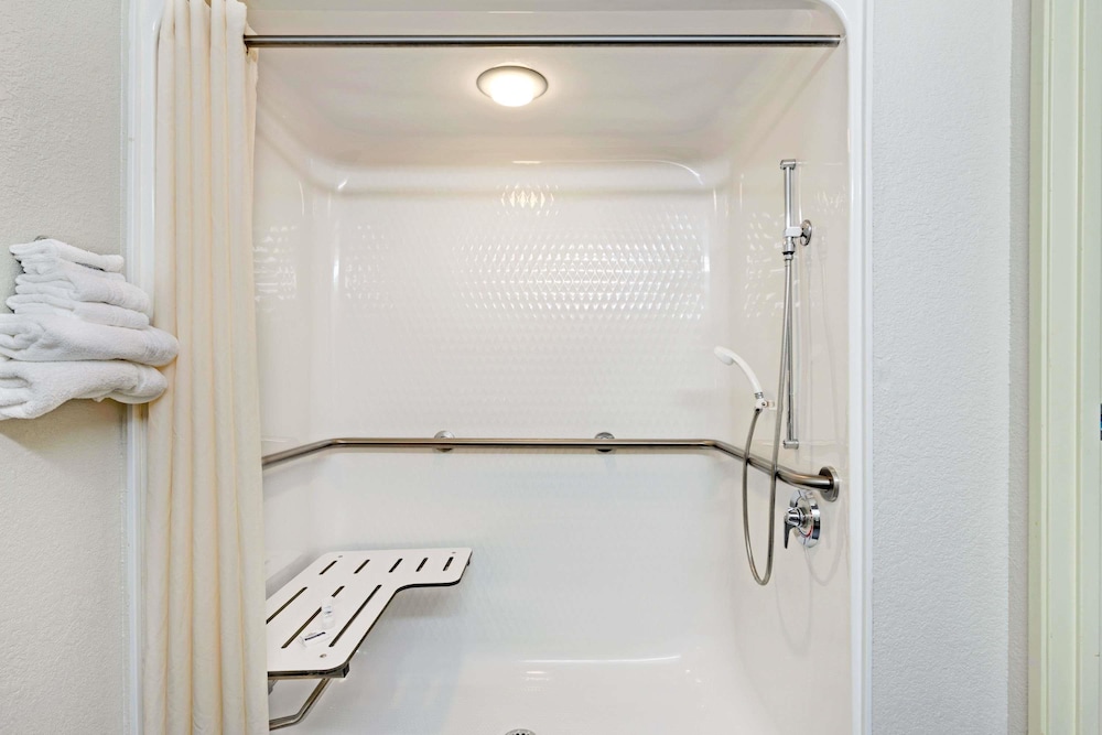 Microtel Inn & Suites by Wyndham Urbandale/Des Moines 46/47