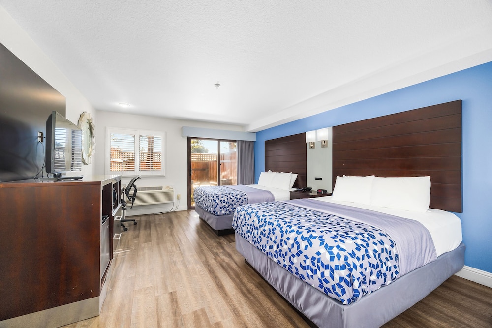 STANDARD, 2 QUEEN BEDS, ACCESSIBLE