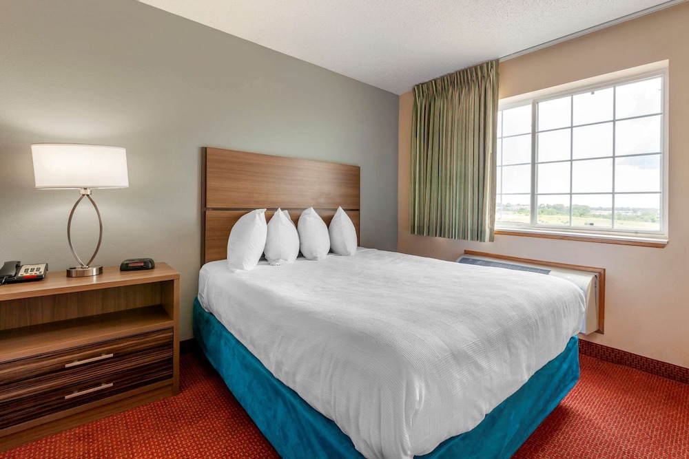 MainStay Suites Dubuque at Hwy 20 18/36