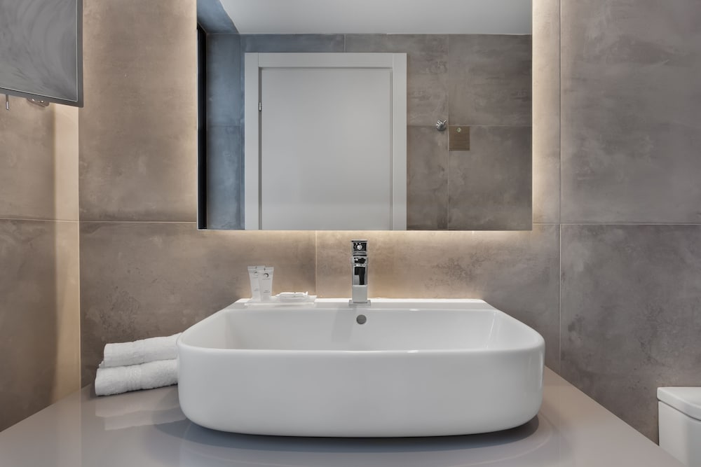 115 The Strand Hotel And Suites 48/49