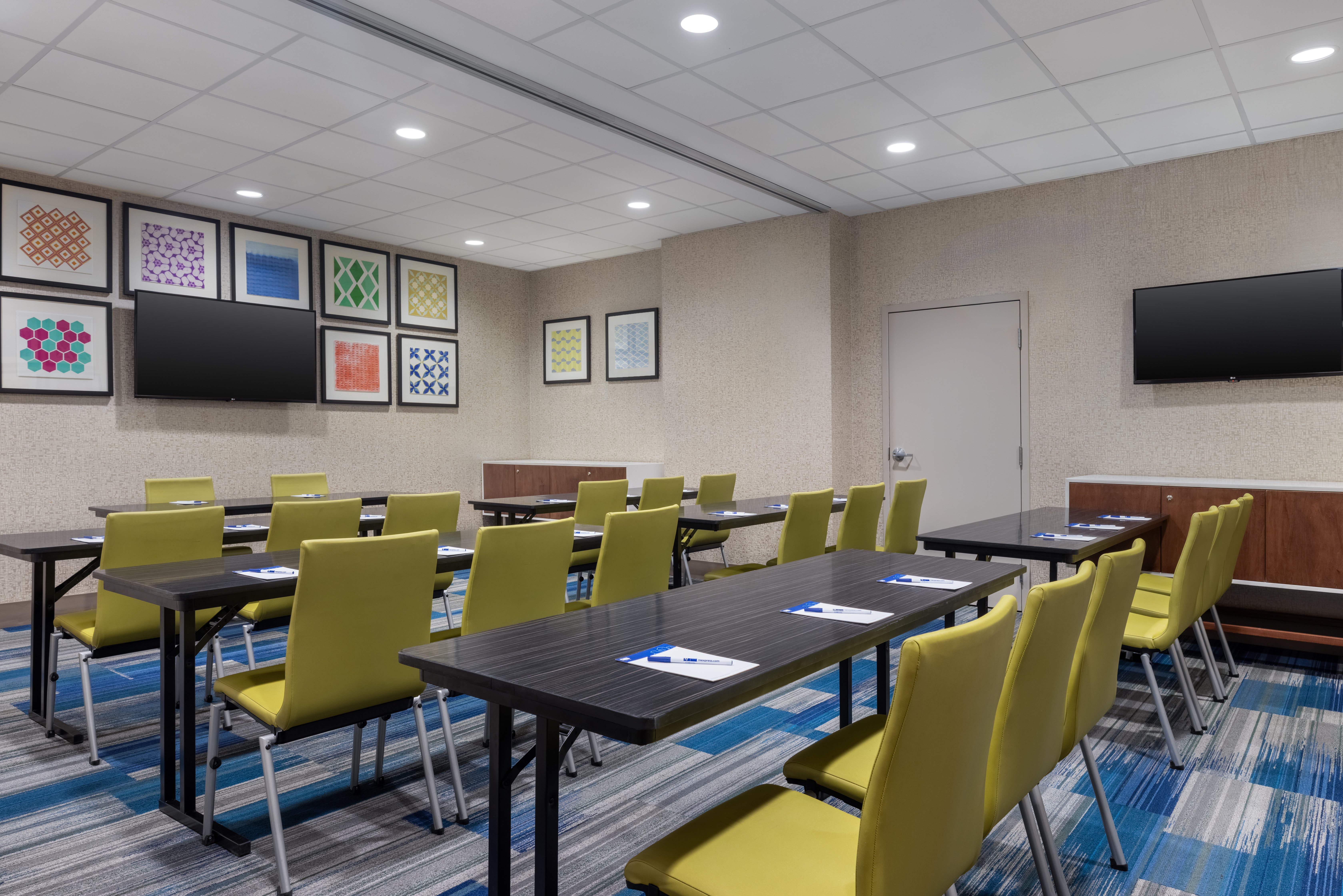 Holiday Inn Express Windsor Waterfront 58/77