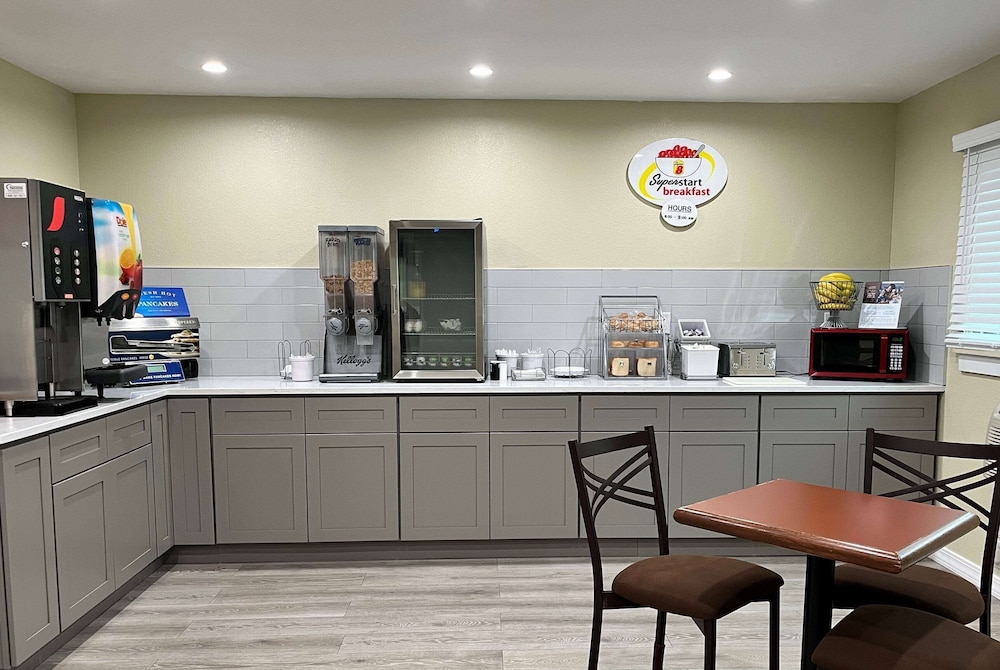 Super 8 by Wyndham Indianapolis/Emerson Ave 21/26