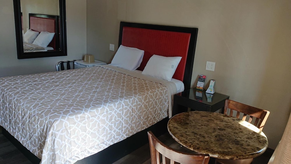 Santa Ana Travel Inn 18/40