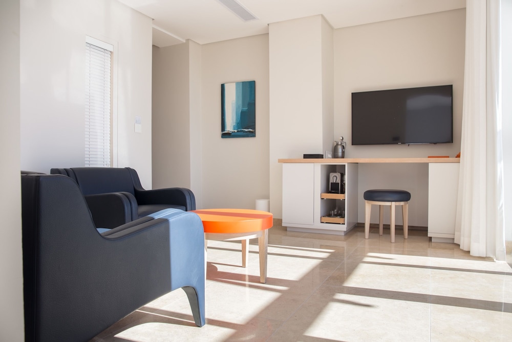 Compass House Boutique Hotel 36/48