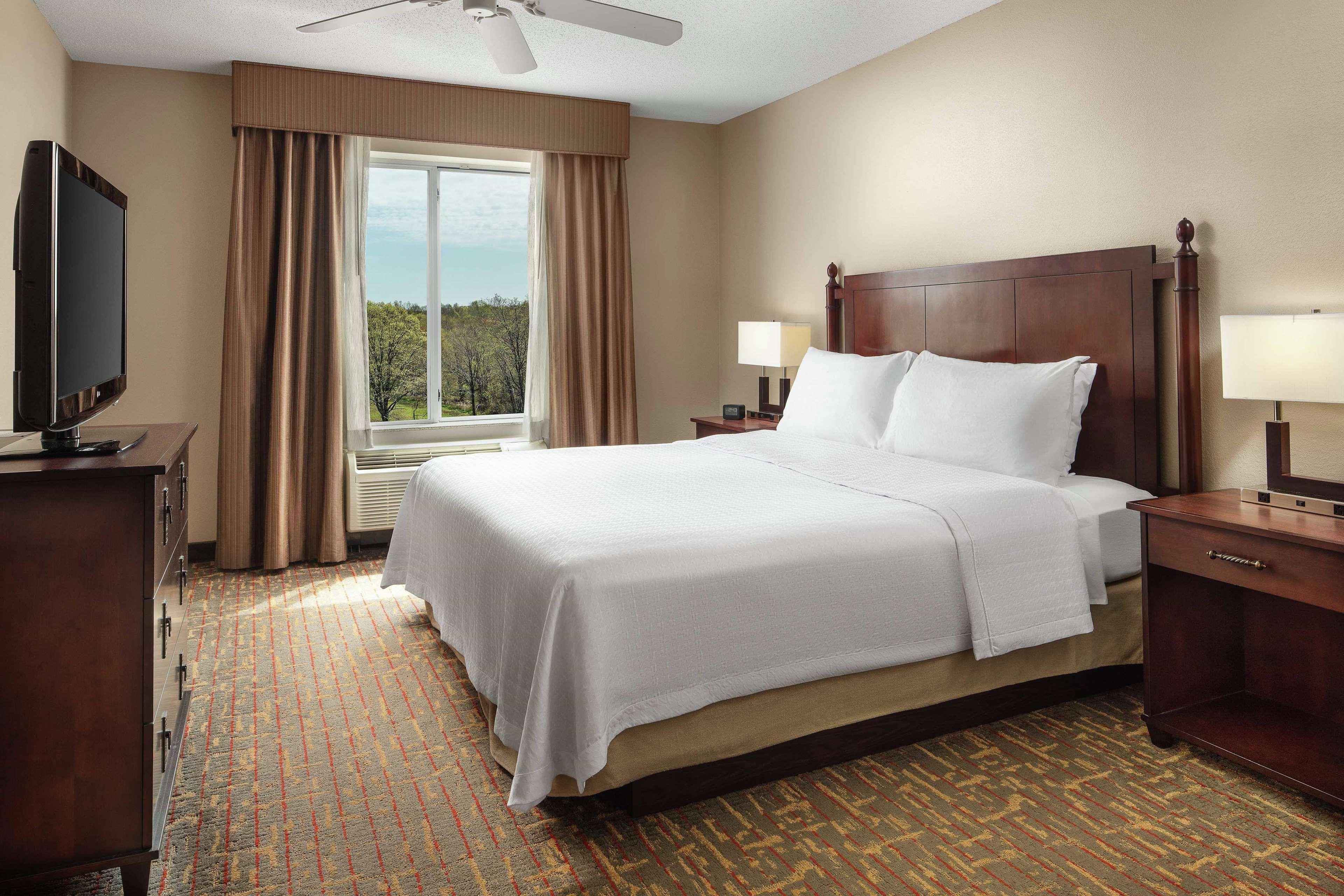 2 Bedrooms, Suite, 2 Bathrooms