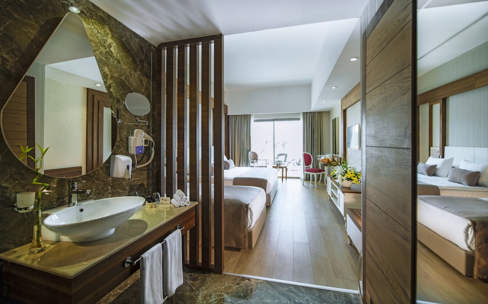 Port Nature Luxury Resort Hotel and Spa 61/63