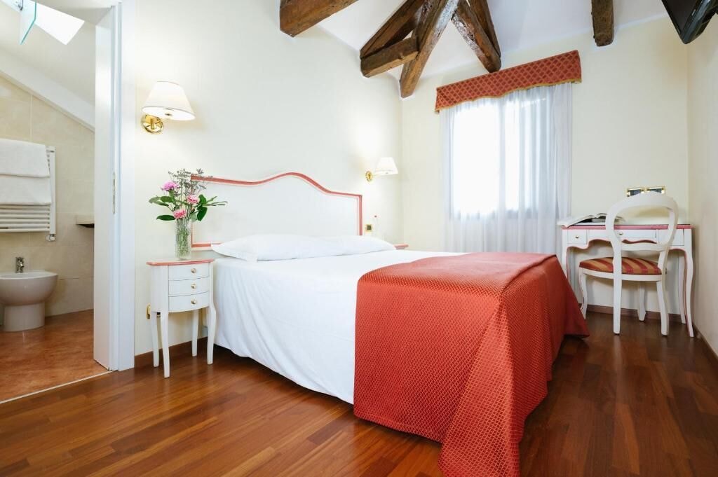 DELUXE, DOUBLE BED