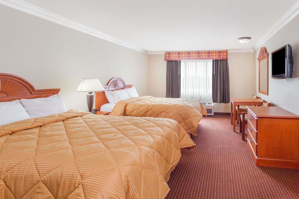 Days Inn by Wyndham Carlsbad 16/45