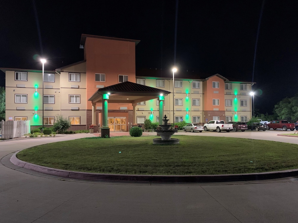 Holiday Inn Express Wichita North - Park City 1/38