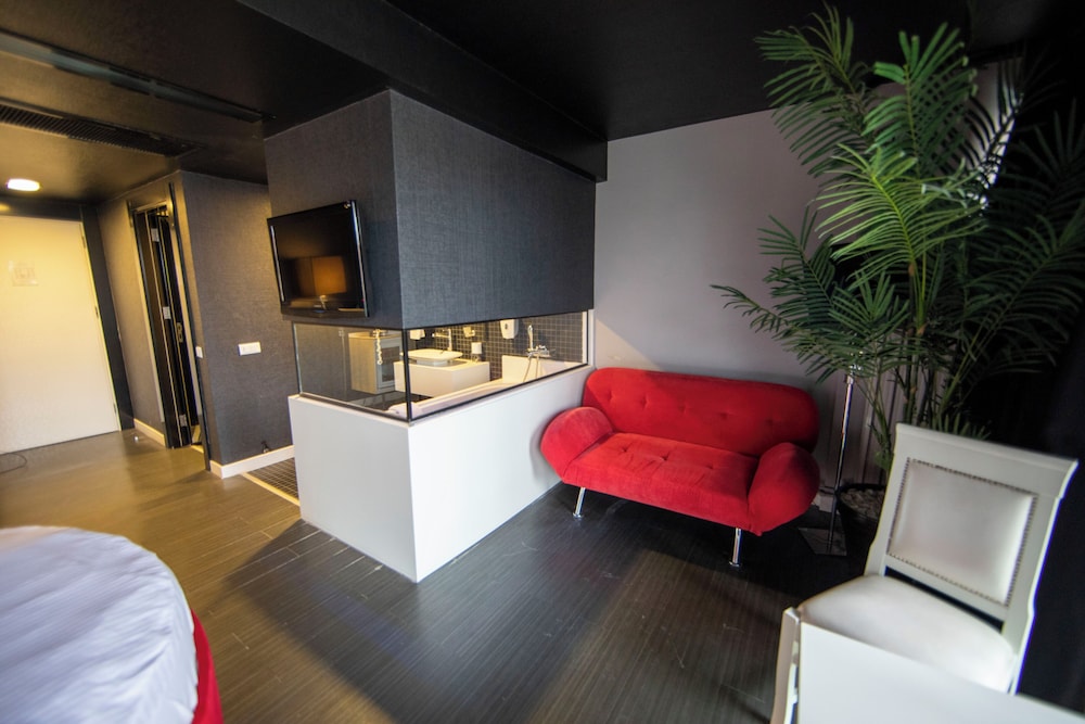 No 19 Boutique Hotel 45/69