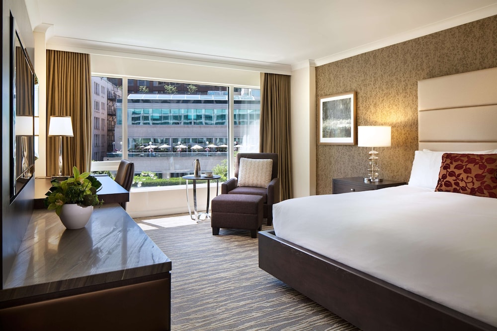 DELUXE, 2 DOUBLE BEDS, CITY VIEW