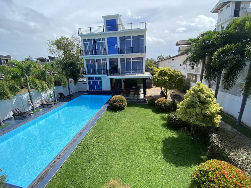 Christima Residence 9/50