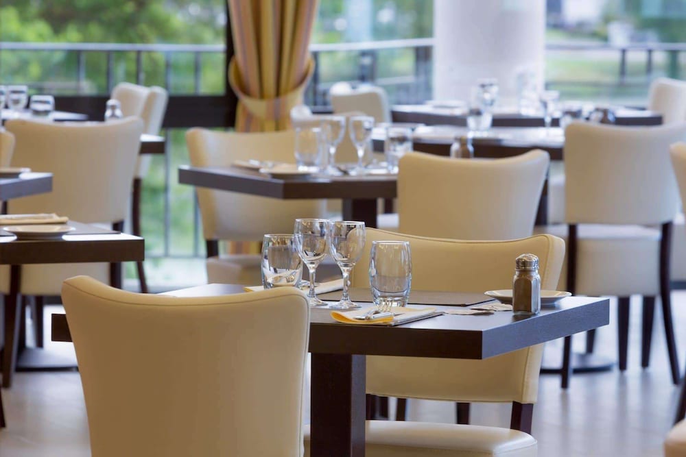 Brit Hotel Du Lac 32/43