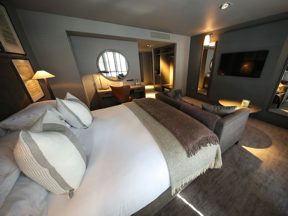 SIGNATURE, SUITE