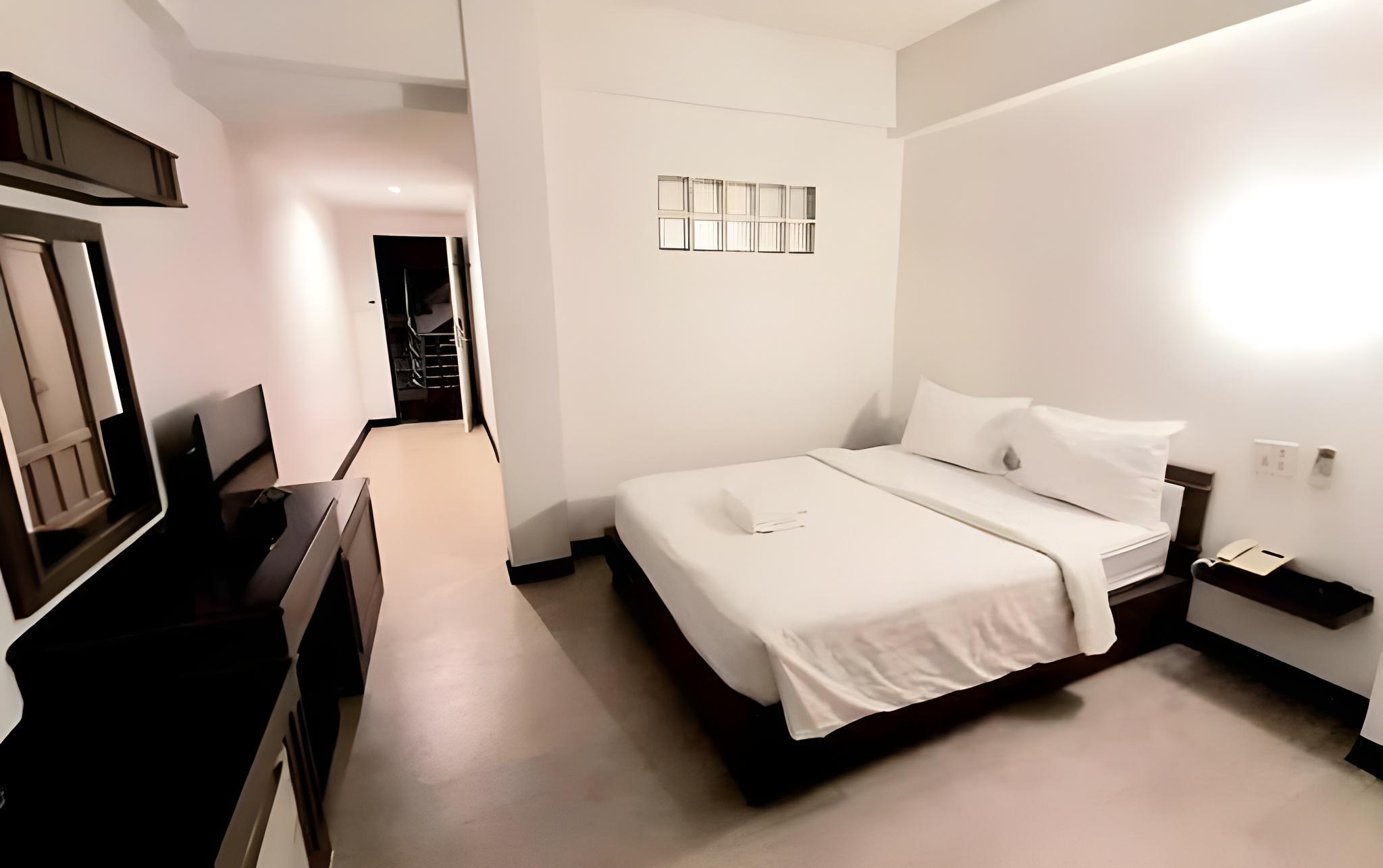 Budget, Queen Bed