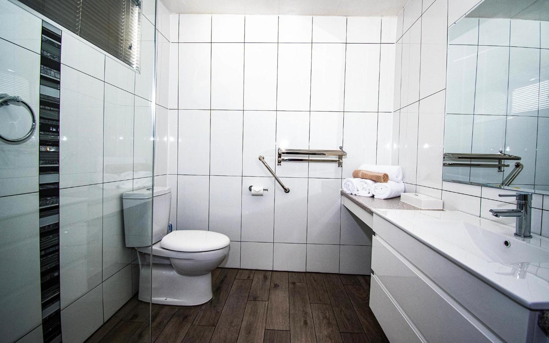 Downstairs, Queen Bed، Albury Townhouse Motel 2/2