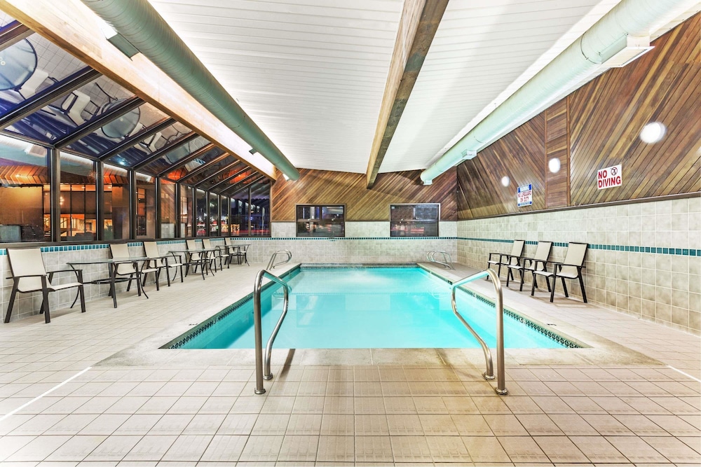 Days Inn & Suites by Wyndham Logan 23/37