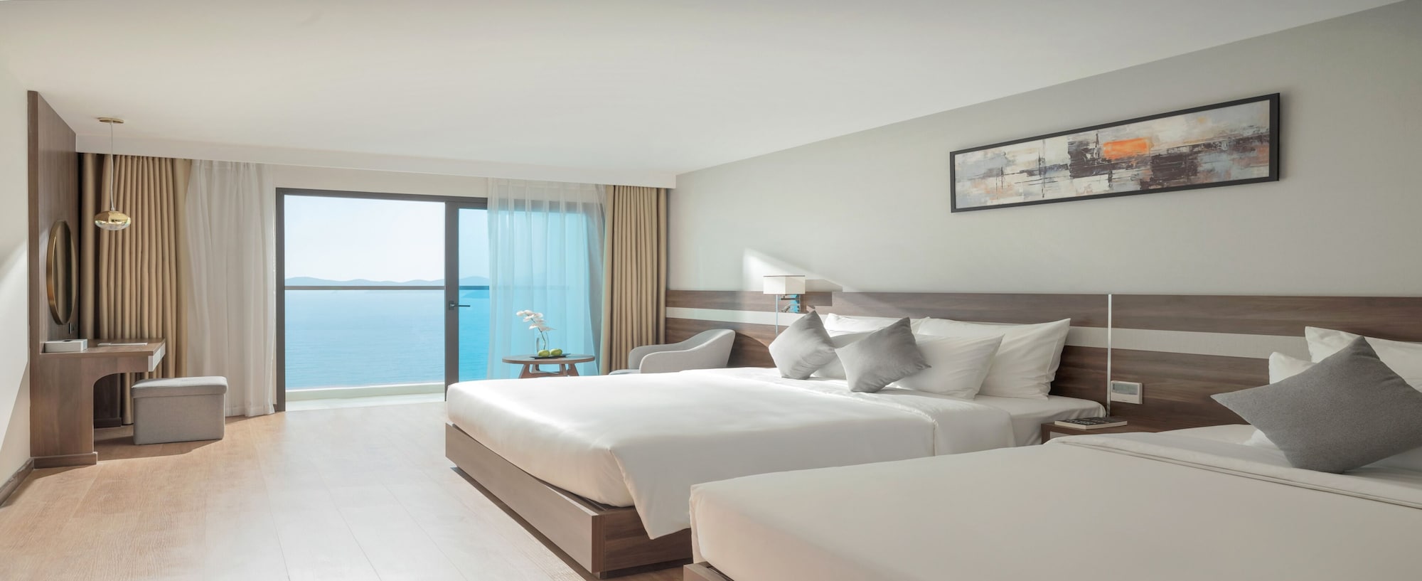 غرفة بريميير ثلاثية بسرير كوين وسرير فردي بإطلالة على البحر بشرفة، Panama Nha Trang Hotel 5/10