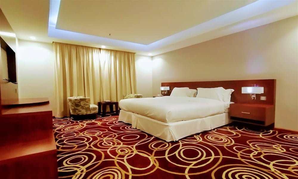 DELUXE SUITE