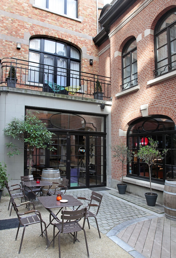 Vintage Hotel 10/50