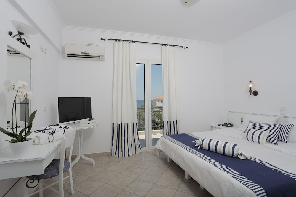 Iris Beach Hotel 6/41