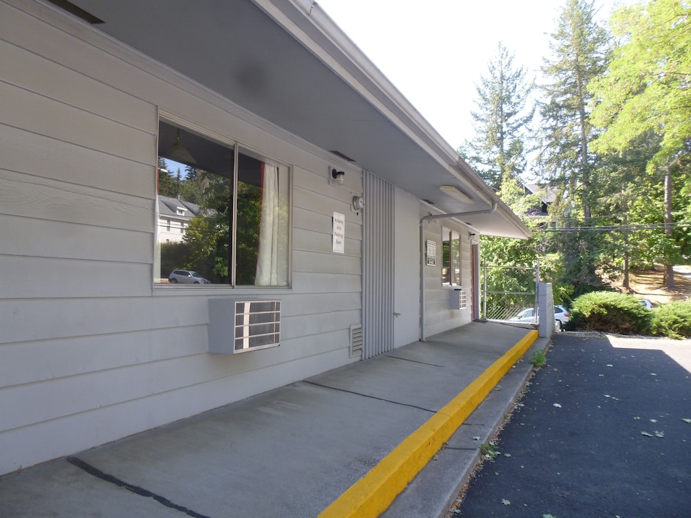 Cougar Land Motel 54/64