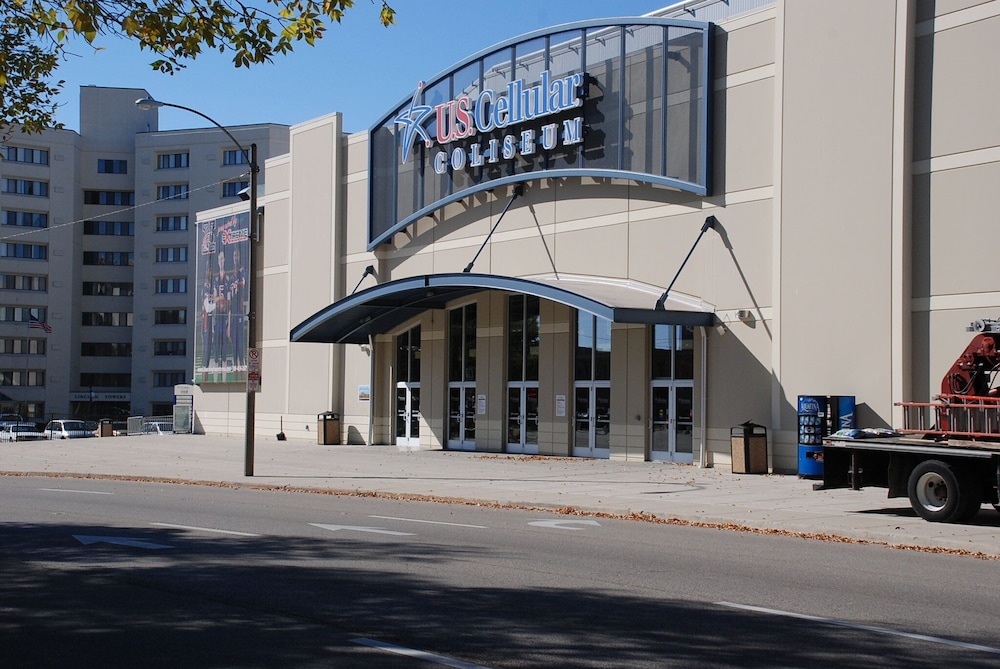 Holiday Inn Express & Suites Bloomington - Normal, an IHG Hotel 1/69