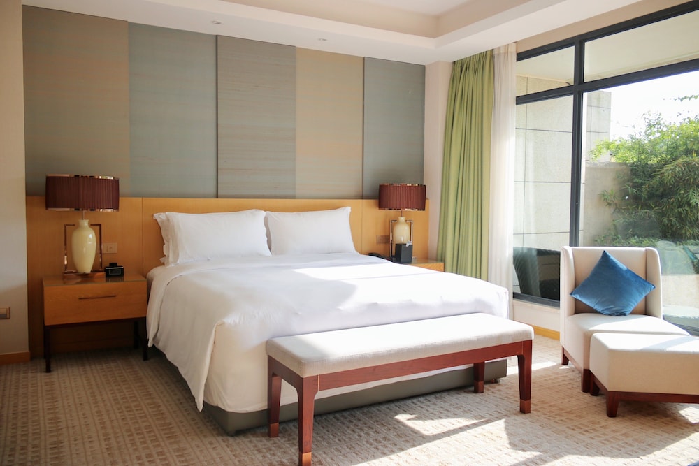 غرفة كلاسيكية بسرير كينج بإطلالة على الحديقة، INTERCONTINENTAL HEILONG LAKE 3/10