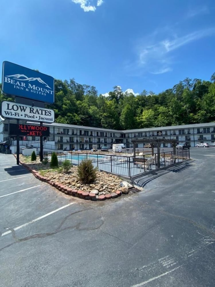Bear Mount Inn And Suites 33/40