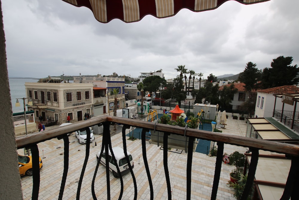 Artemis Hotel 3/69