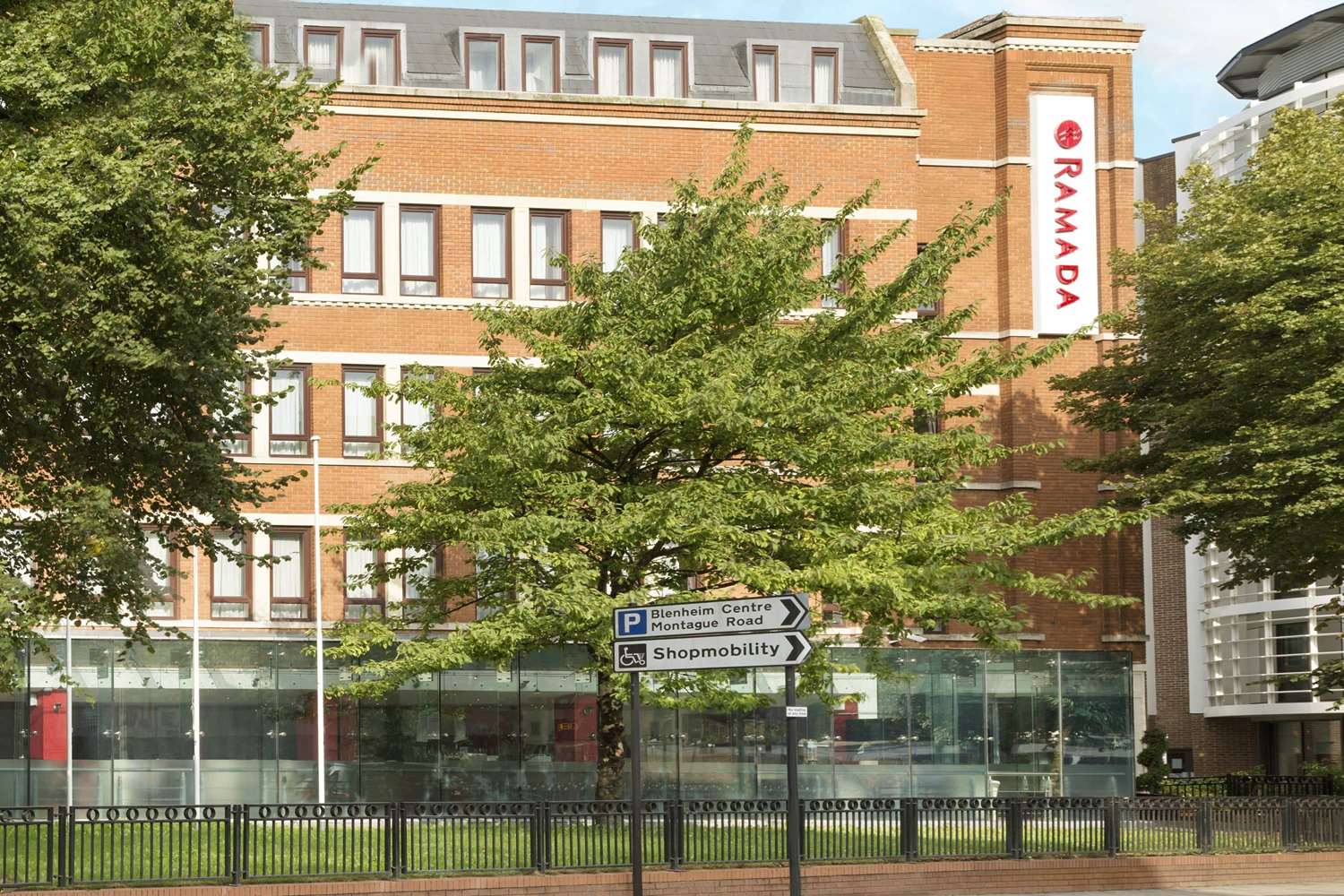 Ramada by Wyndham Hounslow - Heathrow East 1/13