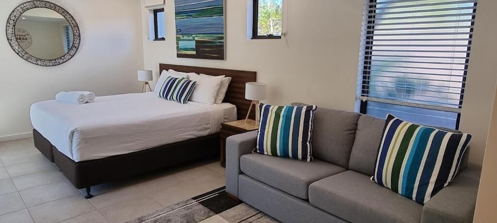 Lounge, Studio, King Bed, Pool View
