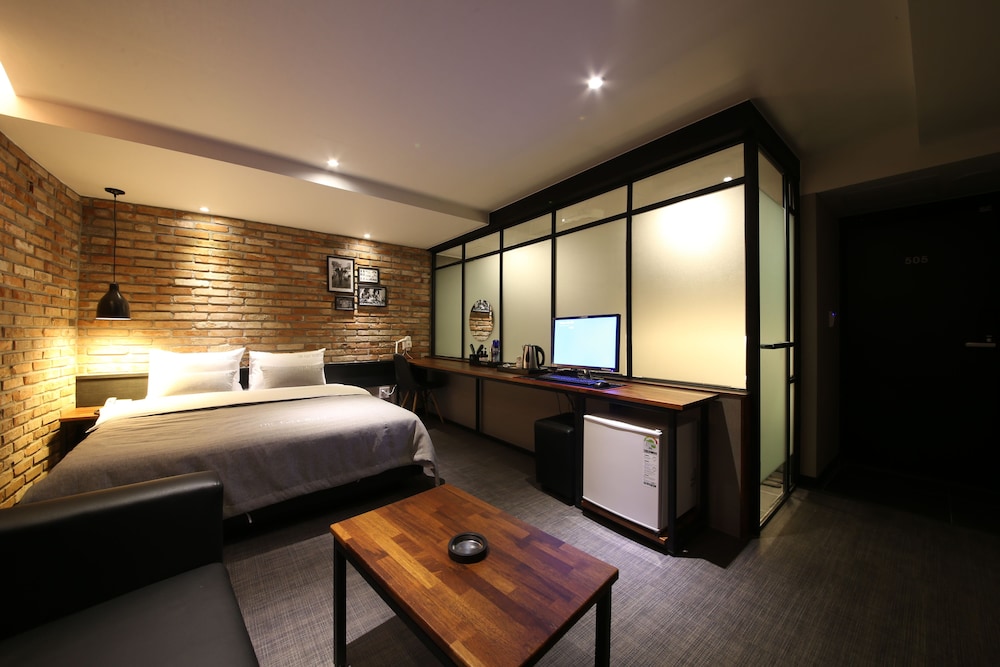 The Last Hotel 8/52