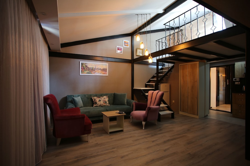 La Casa Suites 17/34
