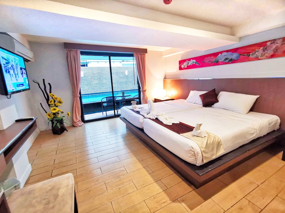 Superior, Twin Beds, Pool Access