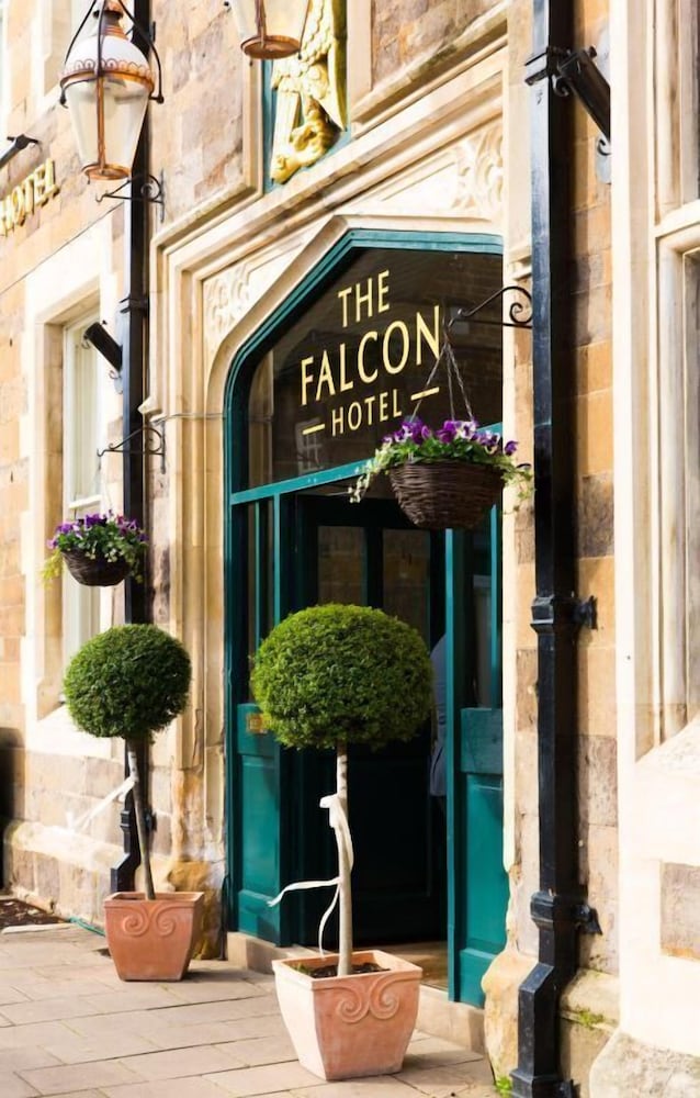 The Falcon Hotel 4/50