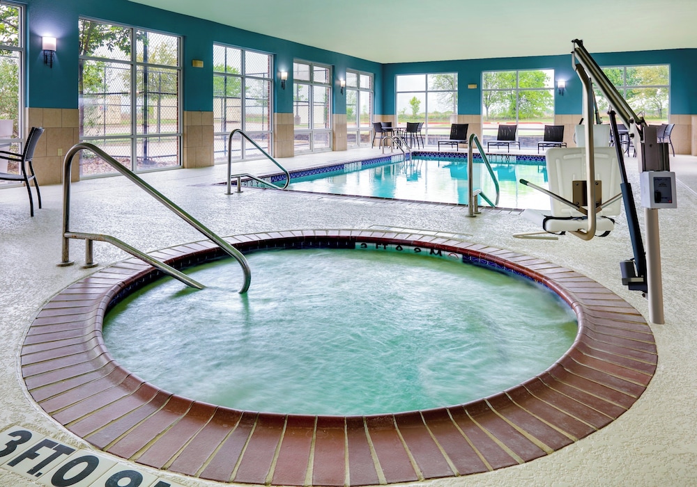 Holiday Inn Express Hotel Suites Cleburne 37/76