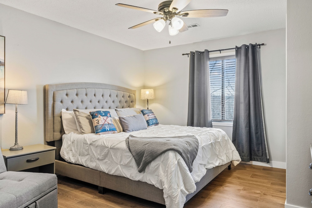 2 Bedrooms, Condo, 1 King and 2 Queen Beds, Murphy Bed, Water Front, Sofa