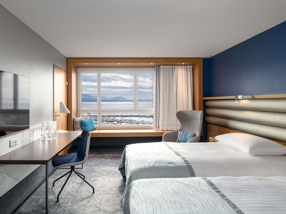 DELUXE, TWIN BEDS, LAKE VIEW