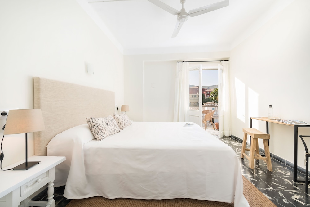 Boutique Hostal Oriola 10/50