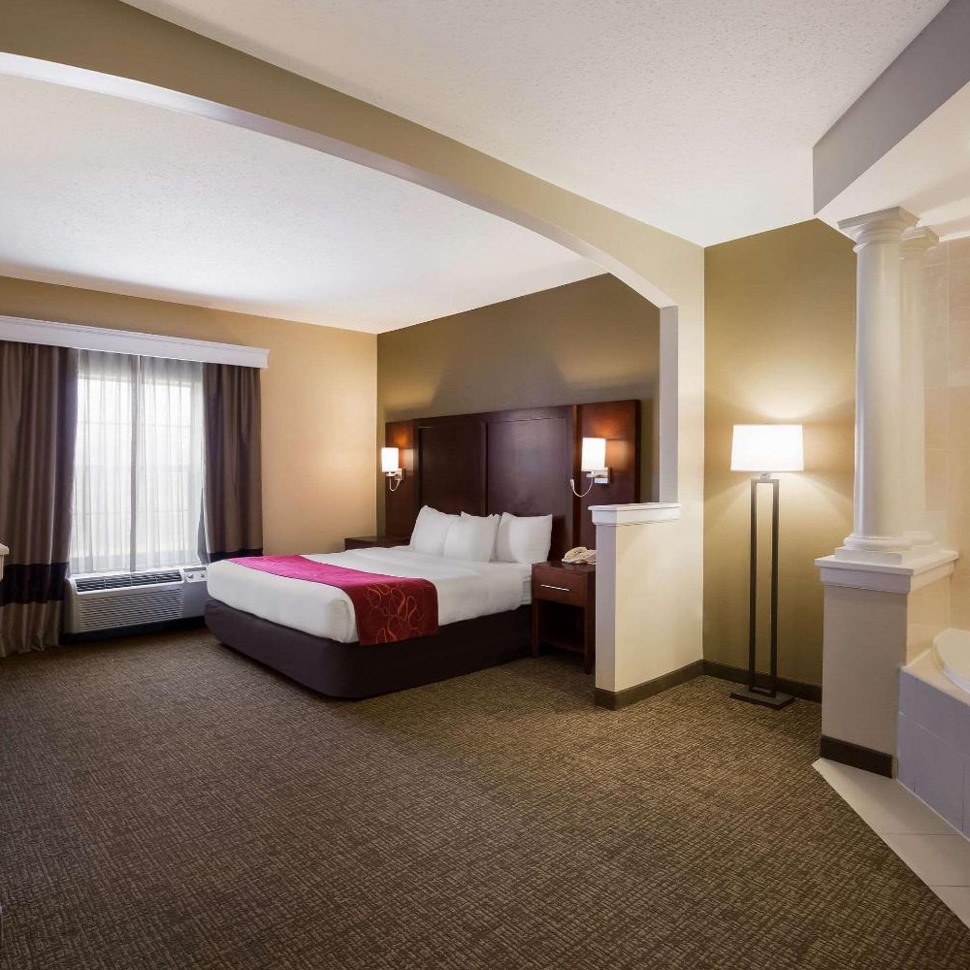 جناح بسرير كينج بجاكوزي، Comfort Suites Near University 4/10