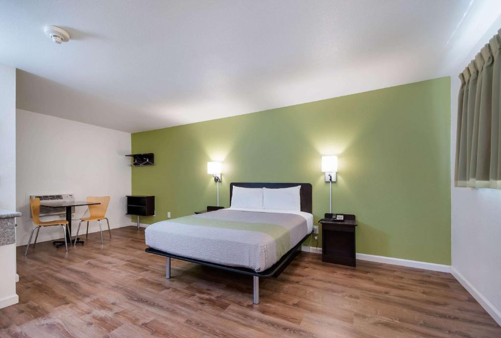 1 Queen Bed Smoking, Micfridge