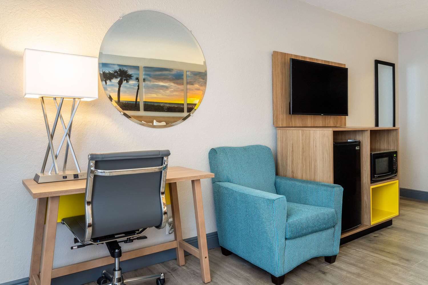 Days Inn by Wyndham Titusville Kennedy Space Center 32/37