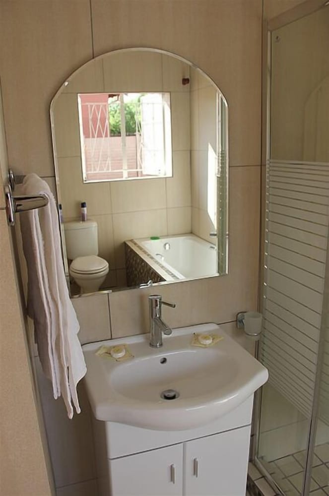 Airport Bed And Breakfast 30/33