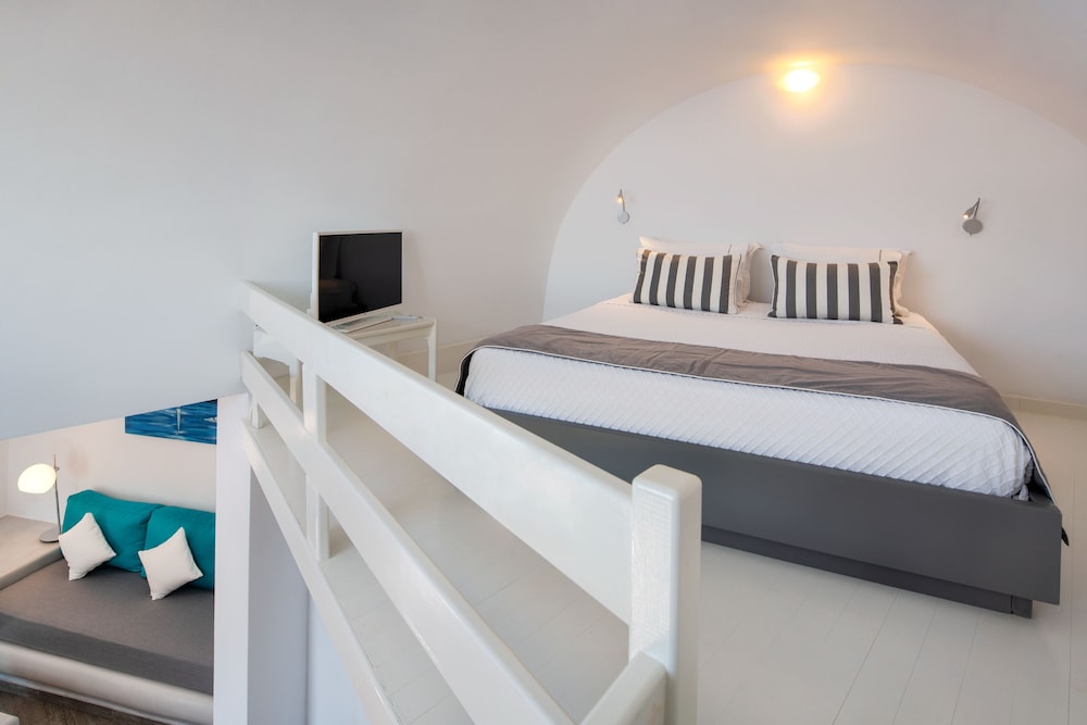 1 Bedroom, Executive, Suite, Queen Bed, Sea View, 2 Sofa, Street Level