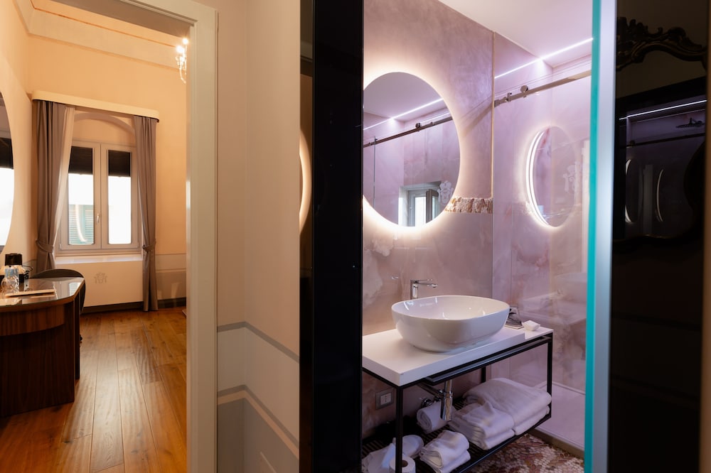 Lo Stemma Luxury Boutique Hotel 56/60