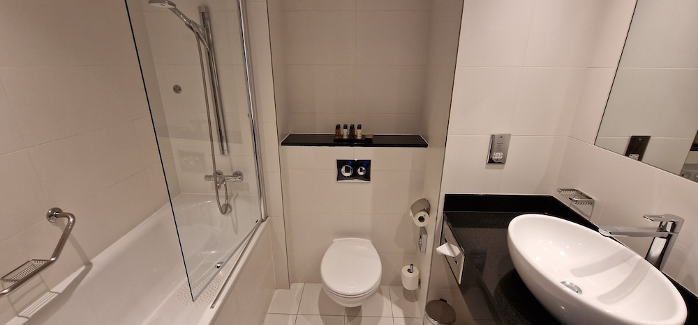 Waterfront Southport Hotel 44/50